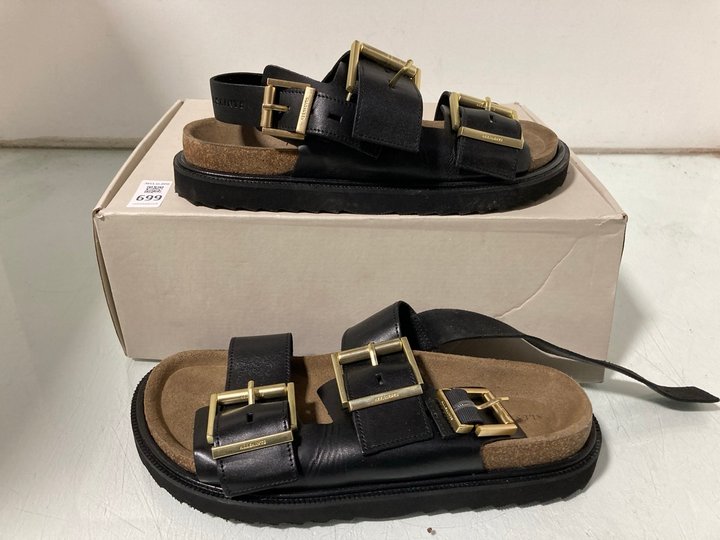 Lot 699  
            Marchington SR12 - Parcel Delivery Only 

                
ALL SAINTS ISLA SANDALS IN BLACK - UK SIZE: 7 - ORIGINAL RRP: £169.00: LOCATION - I1