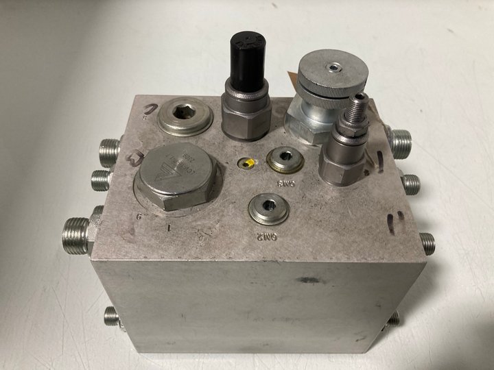 Lot 701  
            Marchington SR12 - Parcel Delivery Only 

                
HYDRAULIC PRESSURE VALVE FOR JOHN DEERE: LOCATION - I1