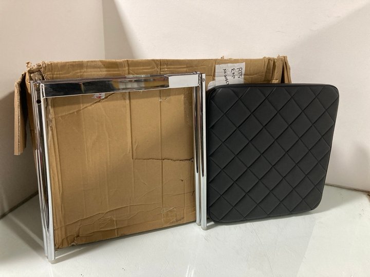 Lot 706  
            Marchington SR12 - Parcel Delivery Only 

                
2 X DINING CHAIRS IN BLACK/SILVER: LOCATION - I1