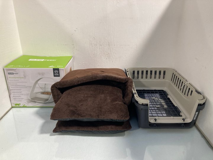 Lot 712  
            Marchington SR12 - Parcel Delivery Only 

                
QTY OF ASSORTED PET ITEMS TO INCLUDE SUREFEED MICROCHIP PET FEEDER: LOCATION - H1