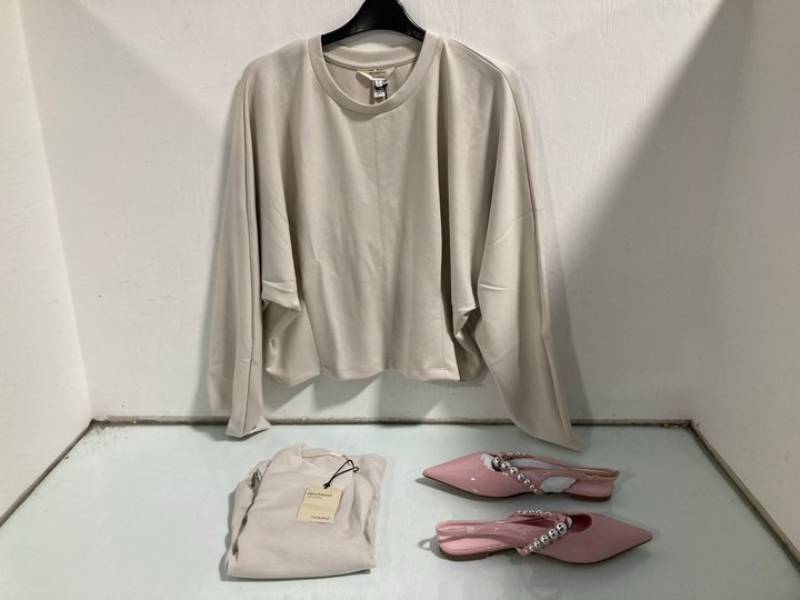 Lot 718  
            Marchington SR12 - Parcel Delivery Only 

                
3 X ASSORTED WOMENS CLOTHING AND ACCESSORY ITEMS TO INCLUDE RIVER ISLAND SANDALS ...