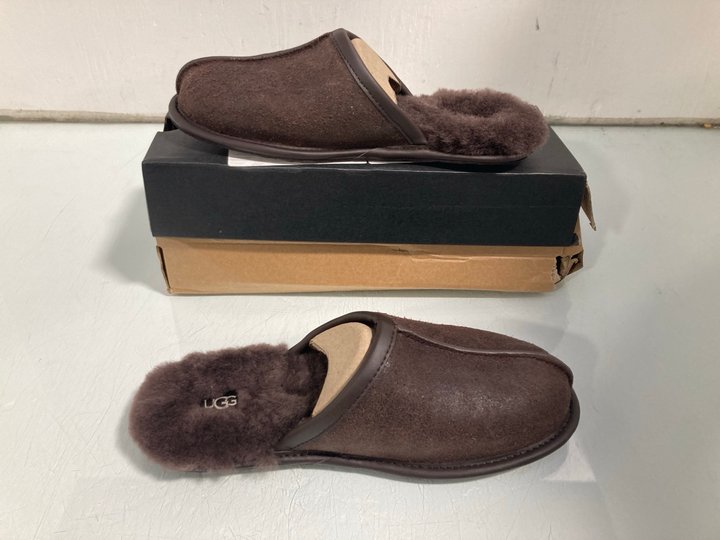 Lot 719  
            Marchington SR12 - Parcel Delivery Only 

                
UGG SCUFF SLIPPER IN DUSTED COCOA - UK SIZE: 7: LOCATION - H1