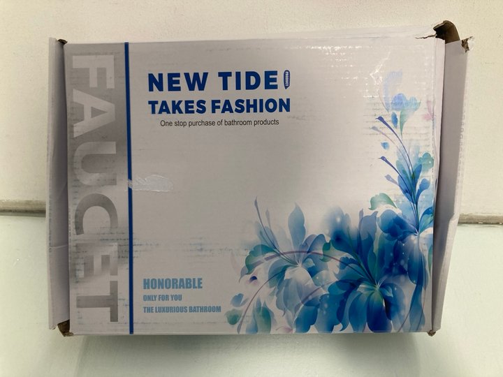 Lot 71  
            Marchington SR12 - Parcel Delivery Only 

                
ROTATING LUXURIOUS SILVER SINGLE HOLE BATHROOM/KITCHEN FAUCET SET: LOCATION - J3