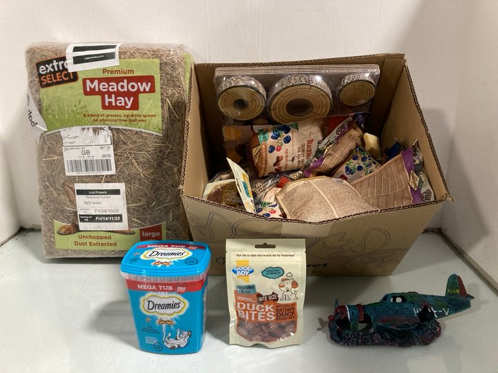 Lot 722  
            Marchington SR12 - Parcel Delivery Only 

                
QTY OF ASSORTED PET ITEMS TO INCLUDE EXTRA SELECT PREMIUM MEADOW HAY: LOCATION - H1
