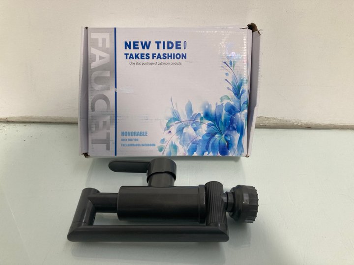 Lot 72  
            Marchington SR12 - Parcel Delivery Only 

                
ROTATING LUXURIOUS SILVER SINGLE HOLE BATHROOM/KITCHEN FAUCET SET: LOCATION - J3