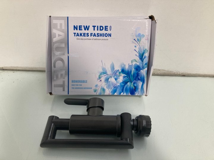 Lot 73  
            Marchington SR12 - Parcel Delivery Only 

                
ROTATING LUXURIOUS SILVER SINGLE HOLE BATHROOM/KITCHEN FAUCET SET: LOCATION - J3