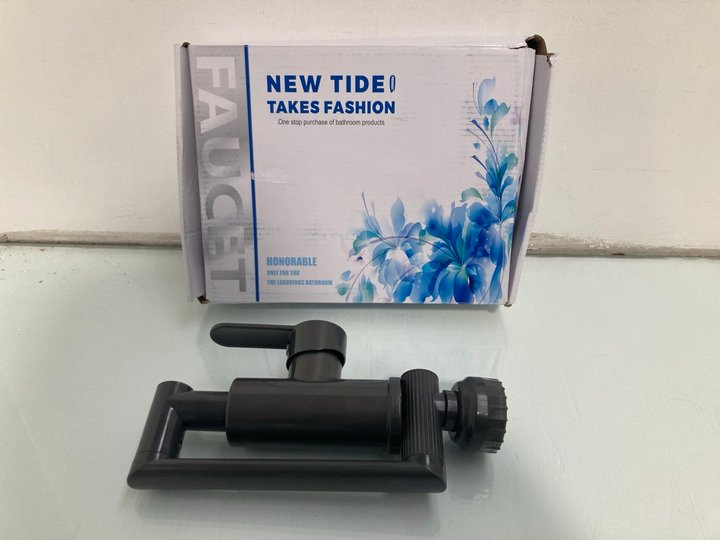 Lot 74  
            Marchington SR12 - Parcel Delivery Only 

                
ROTATING LUXURIOUS SILVER SINGLE HOLE BATHROOM/KITCHEN FAUCET SET: LOCATION - J3