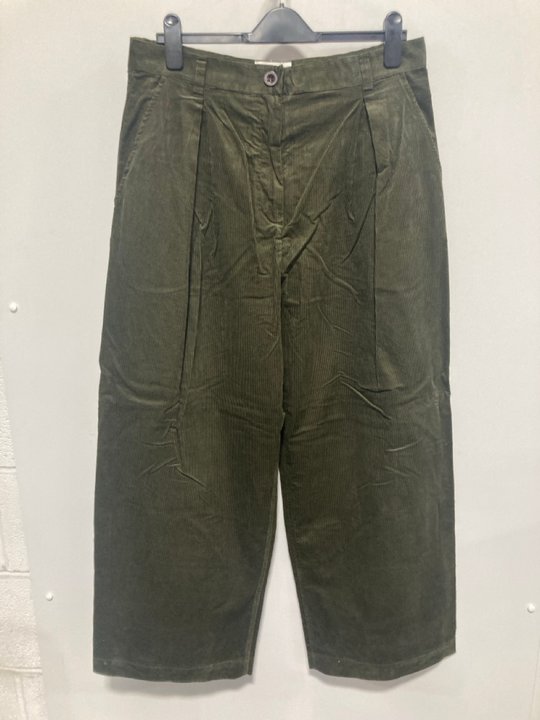 Lot 750  
            Marchington SR12 - Parcel Delivery Only 

                
TOAST PLEAT FRONT ORGANIC CORD TROUSERS IN TENT GREEN - SIZE: 6 - ORIGINAL RRP: £...