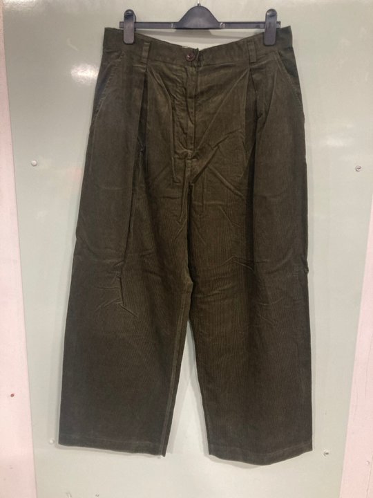 Lot 752  
            Marchington SR12 - Parcel Delivery Only 

                
TOAST PLEAT FRONT ORGANIC CORD TROUSERS IN TENT GREEN - SIZE: 16 - ORIGINAL RRP: ...