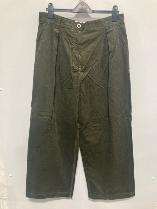 Lot 753  
            Marchington SR12 - Parcel Delivery Only 

                
TOAST PLEAT FRONT ORGANIC CORD TROUSERS IN TENT GREEN - SIZE: 10 - ORIGINAL RRP: ...