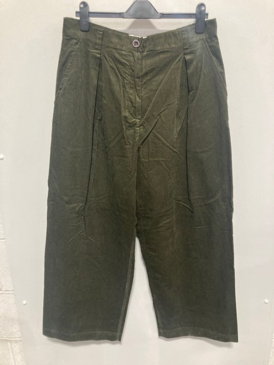 Lot 754  
            Marchington SR12 - Parcel Delivery Only 

                
TOAST PLEAT FRONT ORGANIC CORD TROUSERS IN TENT GREEN - SIZE: 10 - ORIGINAL RRP: ...