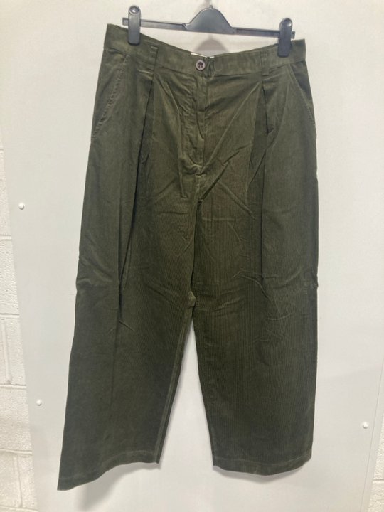 Lot 755  
            Marchington SR12 - Parcel Delivery Only 

                
TOAST PLEAT FRONT ORGANIC CORD TROUSERS IN TENT GREEN - SIZE: 12 - ORIGINAL RRP: ...
