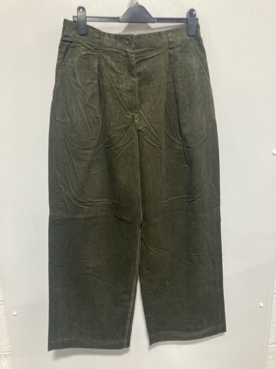 Lot 756  
            Marchington SR12 - Parcel Delivery Only 

                
TOAST PLEAT FRONT ORGANIC CORD TROUSERS IN TENT GREEN - SIZE: 12 - ORIGINAL RRP: ...
