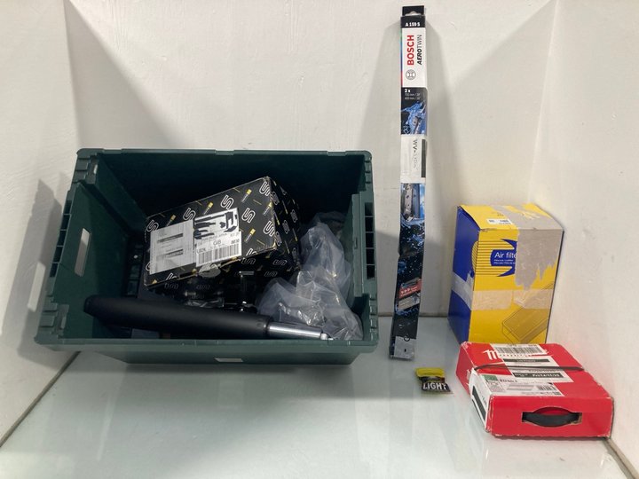 Lot 773  
            Marchington SR12 - Parcel Delivery Only 

                
QTY OF ASSORTED VEHICLE ITEMS TO INCLUDE BOSCH AEROTWIN WIPERS: LOCATION - H3