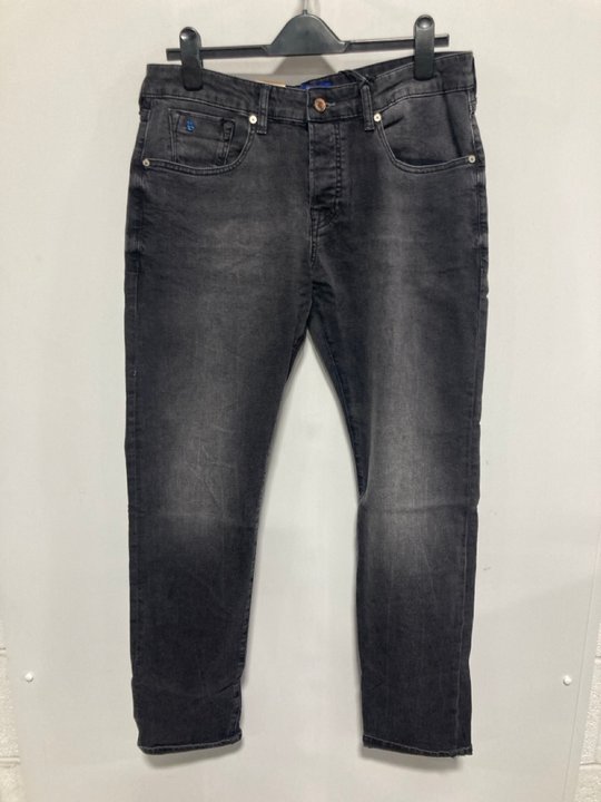 Lot 785  
            Marchington SR12 - Parcel Delivery Only 

                
SCOTCH & SODA RALSTON REGULAR FIT JEANS IN BLACK - UK 34 X 32: LOCATION - H4