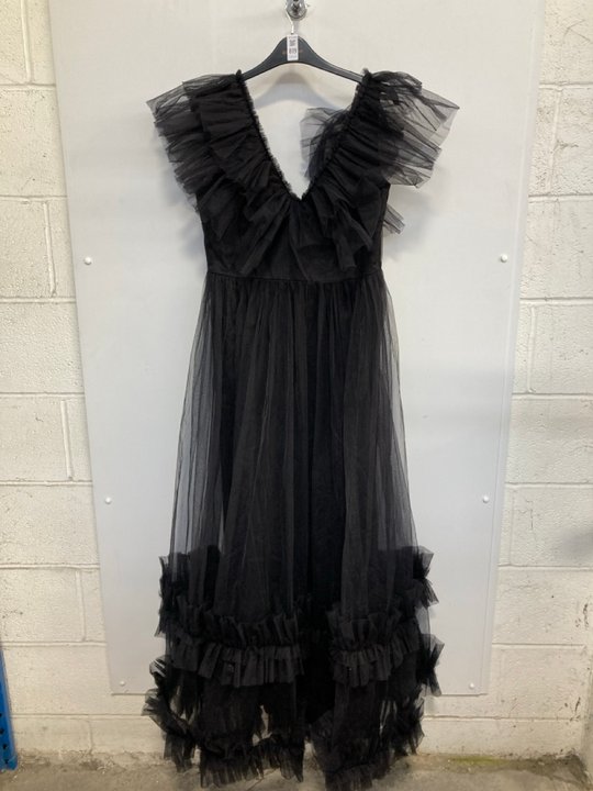 Lot 819  
            Marchington SR12 - Parcel Delivery Only 

                
LACE AND BEADS MAXI TULLE DRESS IN BLACK - UK SIZE: 14: LOCATION - H5