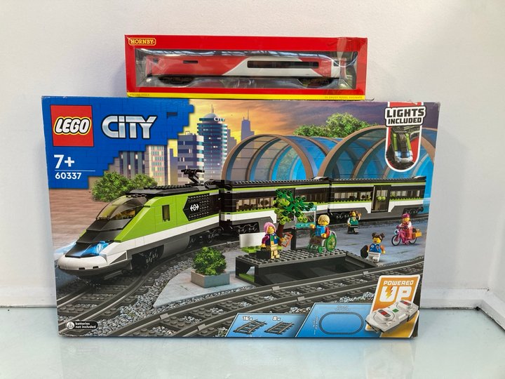 Lot 822  
            Marchington SR12 - Parcel Delivery Only 

                
LEGO CITY EXPRESS PASSENGER TRAIN - MODEL 60337 TO ALSO INCLUDE HORNBY 00 GAUGE M...