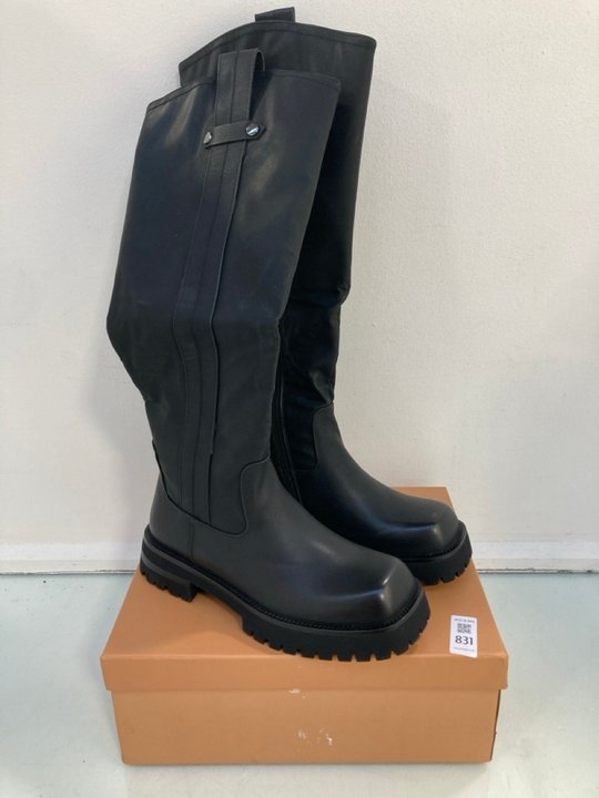 Lot 831  
            Marchington SR12 - Parcel Delivery Only 

                
SIMMI LONDON MILES KNEE HIGH TAB DETAIL BOOTS IN BLACK - UK 7: LOCATION - H6