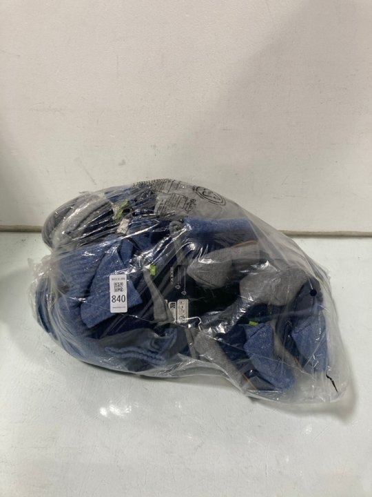 Lot 840  
            Marchington SR12 - Parcel Delivery Only 

                
QTY OF MOUNTAIN WAREHOUSE WALK SOCKS IN BLUE/NAVY/GREY - UK 6-9: LOCATION - H7
