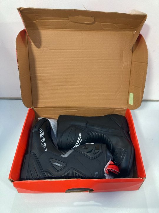 Lot 886  
            Marchington SR12 - Parcel Delivery Only 

                
RST MENS CE BOOTS IN BLACK - UK 10 - ORIGINAL RRP £99.99: LOCATION - H10