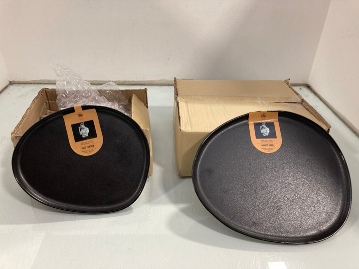 Lot 906  
            Marchington SR12 - Parcel Delivery Only 

                
BOX OF 3 RAW ORGANIC TITANIUM LUNCH PLATES IN BLACK TO ALSO INCLUDE BOX OF 6 RAW ...