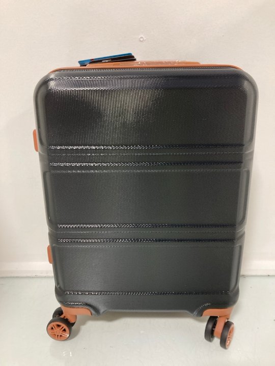 Lot 911  
            Marchington SR12 - Parcel Delivery Only 

                
KONO SMALL HARDSHELL WHEELED SUITCASE IN BLACK/BROWN: LOCATION - H12