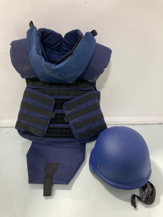 Lot 920  
            Marchington SR12 - Parcel Delivery Only 

                
VESTGUARD PASGT HELMET IN NAVY - SIZE S TO ALSO INCLUDE VESTGUARD WEIGHTED VEST: ...