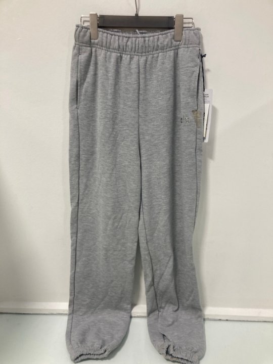 Lot 952  
            Marchington SR12 - Parcel Delivery Only 

                
ALO ACCOLADE SWEATPANTS IN GREY - UK XS - ORIGINAL RRP £118.00: LOCATION - H14