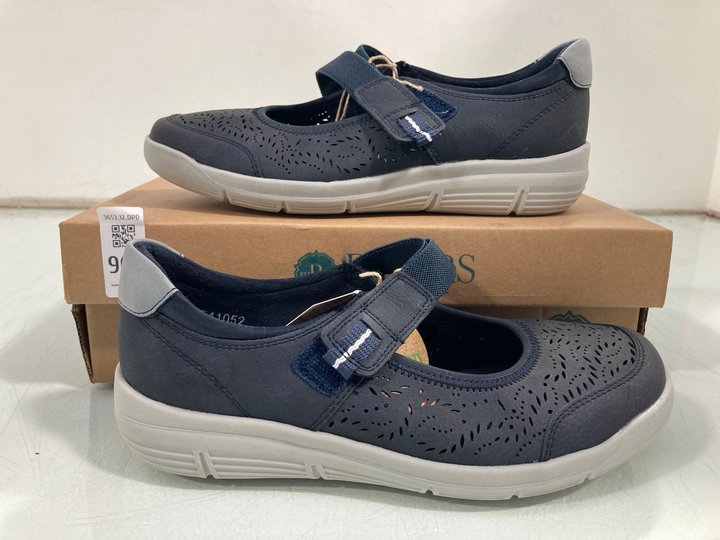 Lot 968  
            Marchington SR12 - Parcel Delivery Only 

                
PAVERS WOMENS VELCRO STRAP SHOES IN NAVY - UK 3: LOCATION - H15