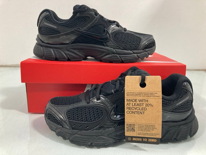 Lot 969  
            Marchington SR12 - Parcel Delivery Only 

                
NIKE V5 RNR TRAINERS IN BLACK - UK 6.5: LOCATION - H15