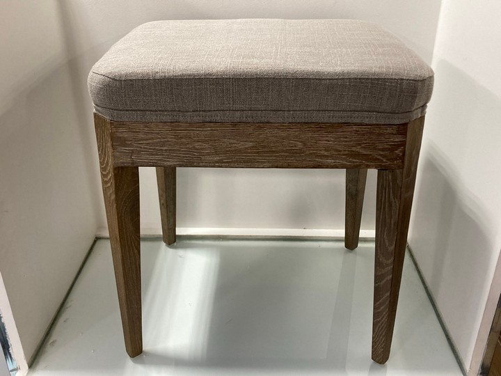 Lot 1018  
            Marchington SR11 - Parcel Delivery Only 

                
ORIEL STOOL IN GREY LINEN MIX FINISH - ORIGINAL RRP £130: LOCATION - BR3