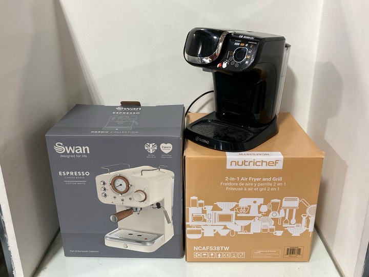 Lot 1044  
            Marchington SR11 - Parcel Delivery Only 

                
3 X ASSORTED HOME KITCHEN APPLIANCES TO INCLUDE SWAN RETRO STYLE ESPRESSO COFFEE ...