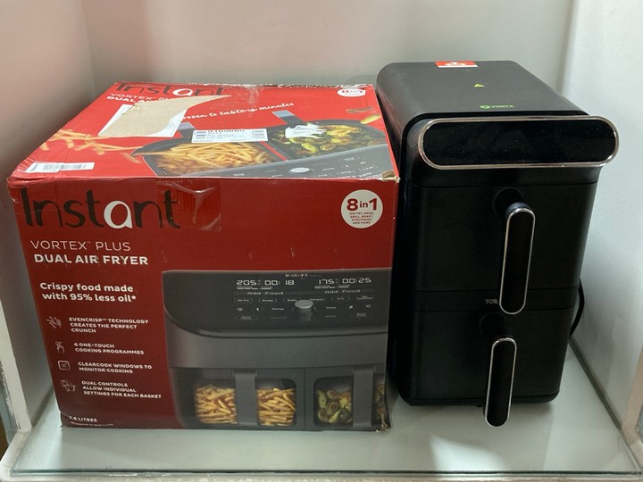 Lot 1064  
            Marchington SR11 - Parcel Delivery Only 

                
2 X ASSORTED HOME KITCHEN APPLIANCES TO INCLUDE INSTANT VORTEX PLUS DUAL AIR FRYE...