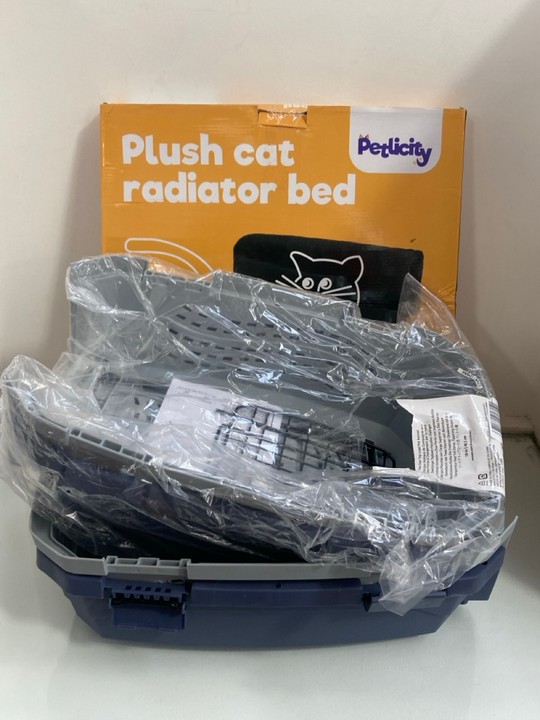 Lot 1117  
            Marchington SR11 - Parcel Delivery Only 

                
3 X ASSORTED PET ITEMS TO INCLUDE PET CARRIER IN NAVY AND GREY: LOCATION - CR11