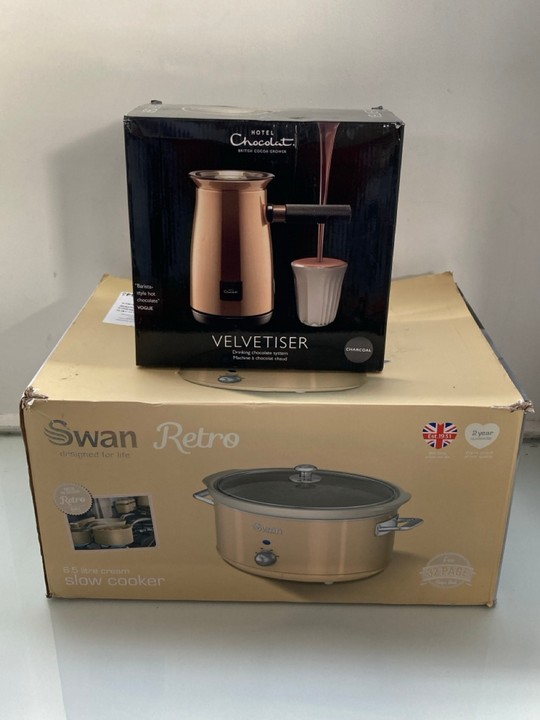 Lot 1146  
            Marchington SR11 - Parcel Delivery Only 

                
2 X ASSORTED HOME KITCHEN APPLIANCES TO INCLUDE HOTEL CHOCOLAT HOT CHOCOLATE VELV...