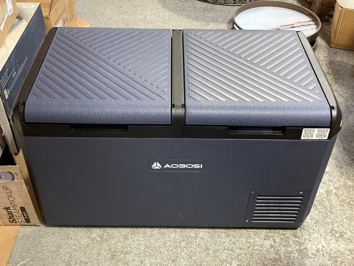 Lot 1165  
            Marchington SR11 - Parcel Delivery Only 

                
LARGE HARD SHELL STYLE COOLER BOX IN NAVY AND BLACK: LOCATION - CR5