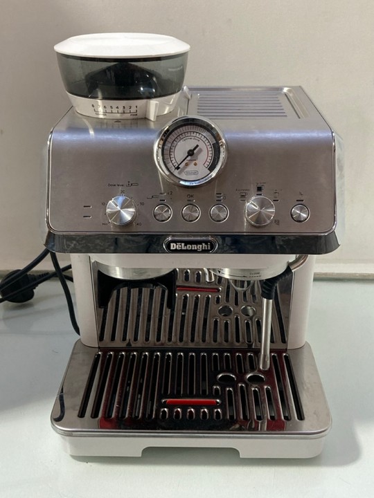 Lot 1190  
            Marchington SR11 - Parcel Delivery Only 

                
DELONGHI BEAN TO CUP STYLE COFFEE MACHINE IN WHITE AND CHROME FINISH: LOCATION - CR3