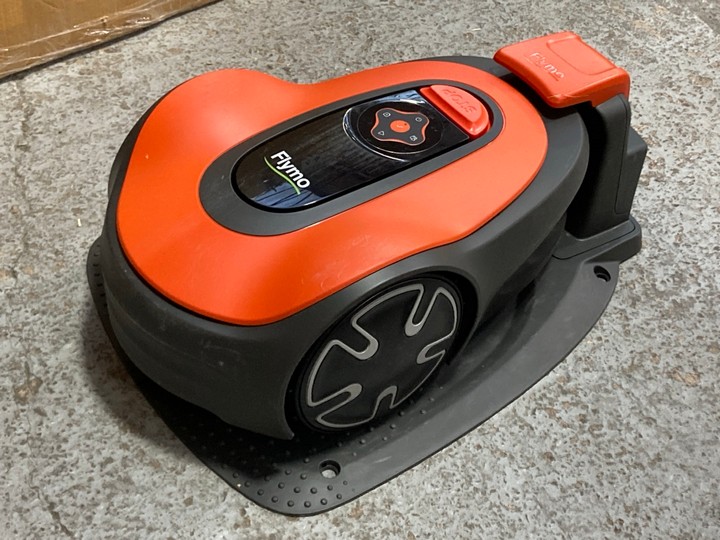 Lot 1195  
            Marchington SR11 - Parcel Delivery Only 

                
FLYMO ROBOTIC LAWN MOWER SYSTEM - ORIGINAL RRP £399: LOCATION - CR3