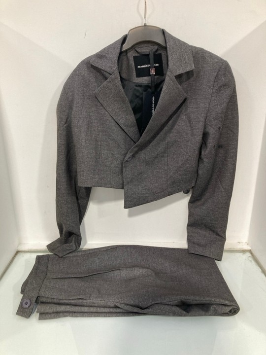 Lot 1229  
            Marchington SR11 - Parcel Delivery Only 

                
2 X MANIERE DE VOIR CLOTHING ITEMS TO INCLUDE WOMENS CROP JACKET IN GREY : SIZE 8...