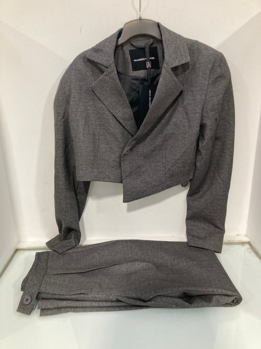 Lot 1233  
            Marchington SR11 - Parcel Delivery Only 

                
2 X MANIERE DE VOIR CLOTHING ITEMS TO INCLUDE WOMENS CROP JACKET IN GREY : SIZE 8...