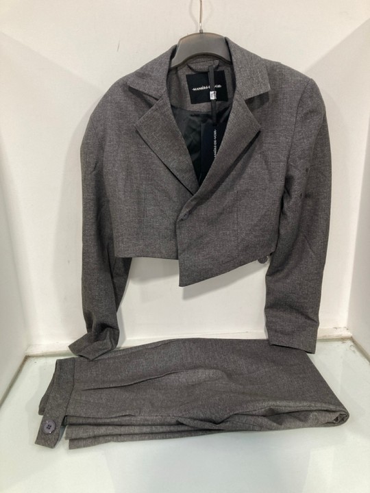 Lot 1239  
            Marchington SR11 - Parcel Delivery Only 

                
2 X MANIERE DE VOIR CLOTHING ITEMS TO INCLUDE WOMENS CROP JACKET IN GREY : SIZE 1...