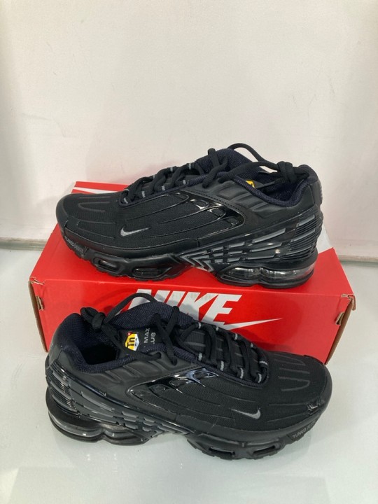 Lot 1242  
            Marchington SR11 - Parcel Delivery Only 

                
PAIR OF NIKE AIR MAX PLUS III TRAINERS IN BLACK : SIZE 7 UK - ORIGINAL RRP £174: ...