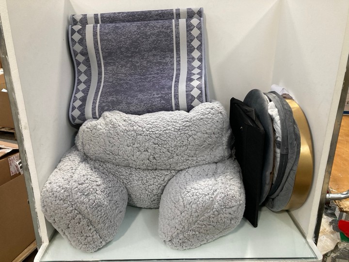 Lot 1255  
            Marchington SR11 - Parcel Delivery Only 

                
QTY OF ASSORTED ITEMS TO INCLUDE SMALL BEANBAG IN LIGHT GREY PLUSH STYLE DESIGN: ...