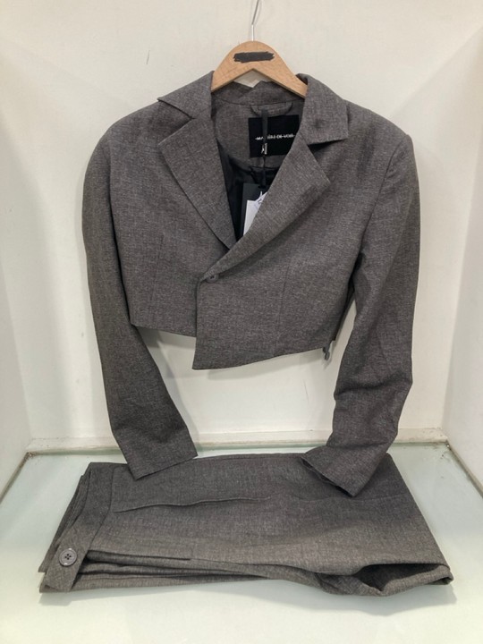 Lot 1264  
            Marchington SR11 - Parcel Delivery Only 

                
2 X MANIERE DE VOIR CLOTHING ITEMS TO INCLUDE WOMENS CROP JACKET IN GREY : SIZE 8...
