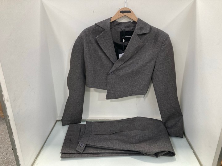 Lot 1265  
            Marchington SR11 - Parcel Delivery Only 

                
2 X MANIERE DE VOIR CLOTHING ITEMS TO INCLUDE WOMENS CROP JACKET IN GREY : SIZE 1...