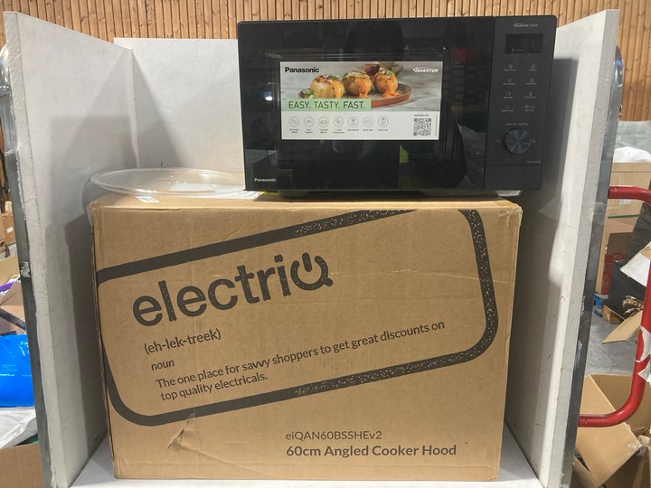 Lot 1304  
            Marchington SR11 - Parcel Delivery Only 

                
2 X ASSORTED HOME KITCHEN APPLIANCES TO INCLUDE PANASONIC INVERTER 1000W MICROWAV...