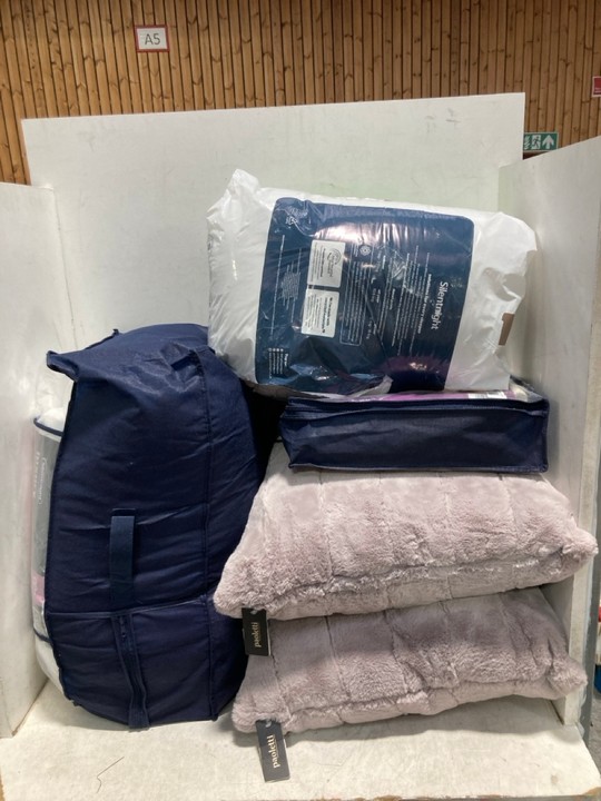 Lot 1322  
            Marchington SR11 - Parcel Delivery Only 

                
QTY OF ASSORTED SOFT FURNISHINGS TO INCLUDE PAOLETTI SCATTER CUSHION IN LIGHT GRE...