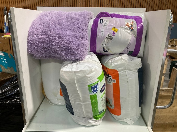 Lot 1343  
            Marchington SR11 - Parcel Delivery Only 

                
QTY OF ASSORTED BEDDING ITEMS TO INCLUDE SILENTNIGHT WARM & COSY DOUBLE DECKER SI...