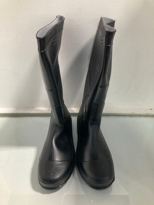 Lot 1344  
            Marchington SR11 - Parcel Delivery Only 

                
PAIR OF PORTWEST PVC WELLINGTON BOOTS IN BLACK : SIZE 9 UK: LOCATION - B5