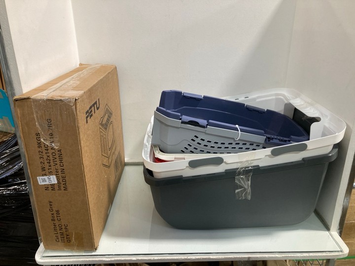 Lot 1345  
            Marchington SR11 - Parcel Delivery Only 

                
QTY OF ASSORTED PET ITEMS TO INCLUDE CAT LITTER BOX IN GREY: LOCATION - B5